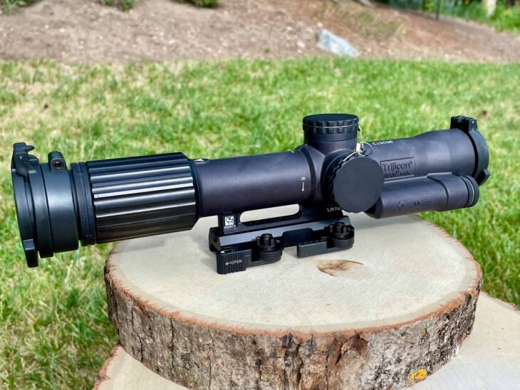Trijicon VCOG 1-8x28 Red USMC SCO Circle / Crosshair - Like New In Box